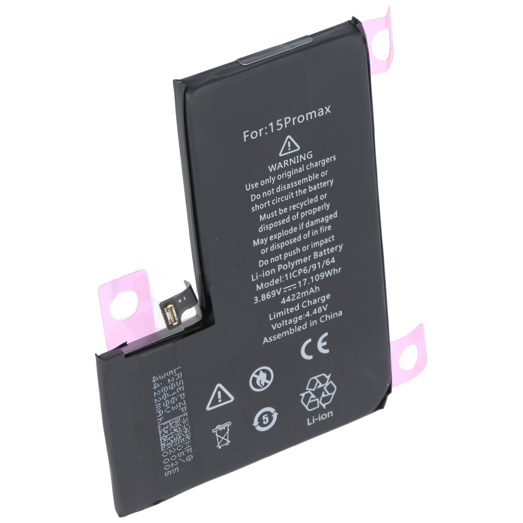 Ein rechteckiger Smartphone-Akku mit rosa Laschen und gedruckten Warnungen über sichere Entsorgung und Verwendung. Modelldetails und Kapazität sind sichtbar.