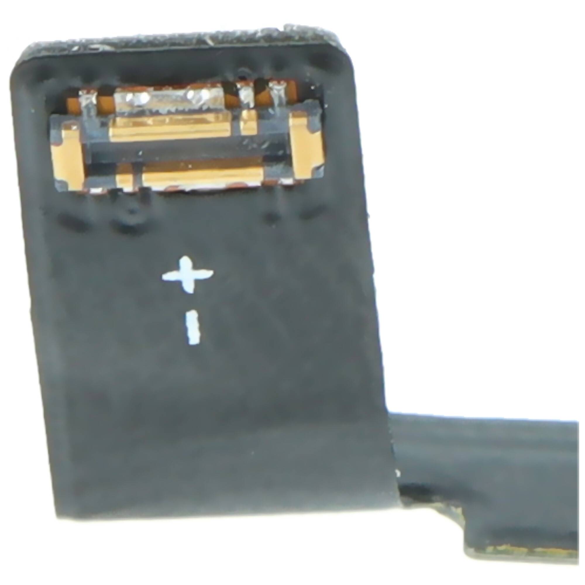 Eine Nahaufnahme eines kleinen schwarzen elektronischen Steckers mit sichtbaren Metallkontakten an einem Ende und einem Plussymbol ('+'), das darüber markiert ist.