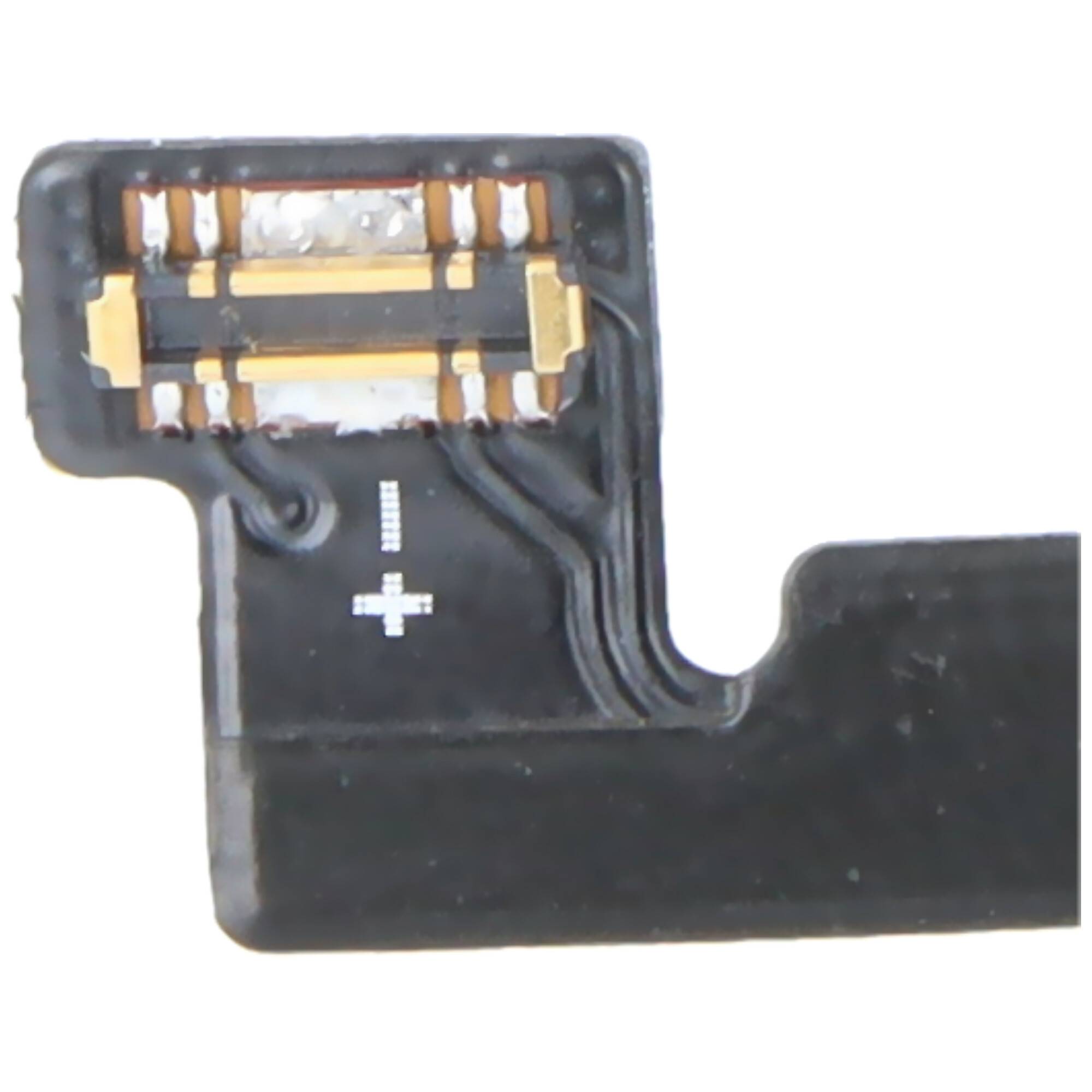 Eine Nahaufnahme eines kleinen, rechteckigen elektronischen Steckers mit sichtbaren vergoldeten Kontakten auf einer schwarzen Leiterplattenkomponente.