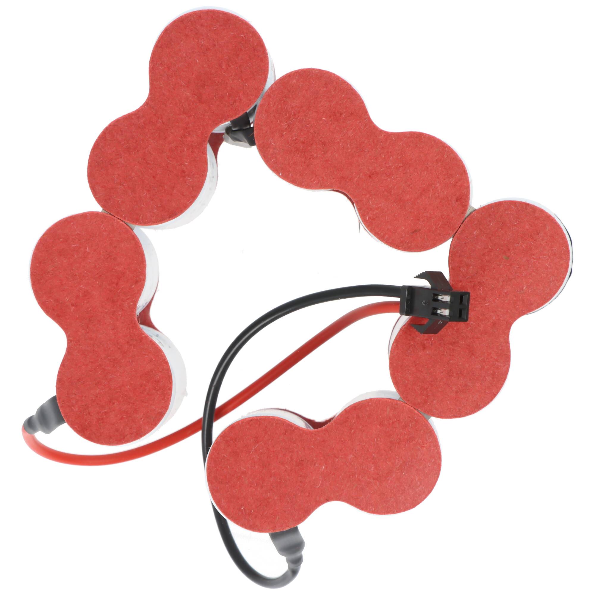 Fünf rote rundliche Elektrodenpads sind durch Drähte verbunden und bilden eine Schleife.