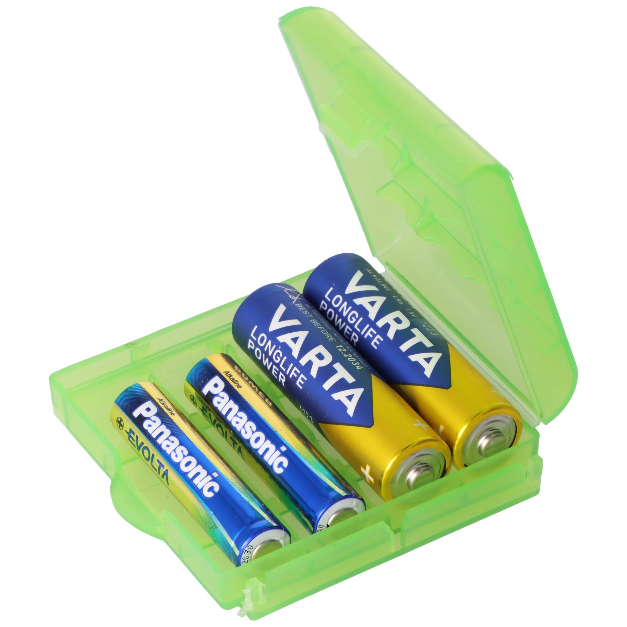 Vier AA-Batterien in einem grünen Kunststoffgehäuse. Zwei sind Varta, Langlebigkeit und goldfarben; zwei sind Panasonic, blau und mit der Aufschrift Evolta beschriftet.