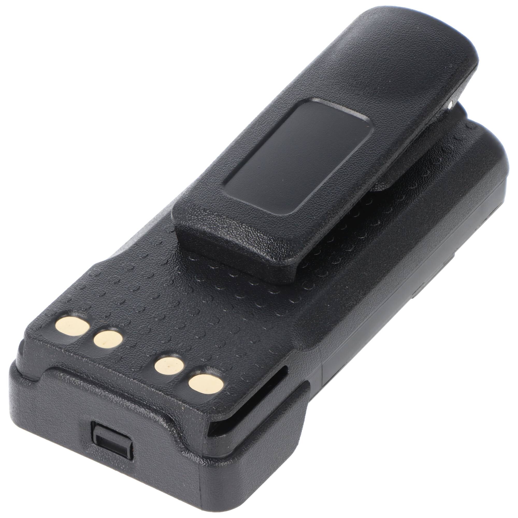 Ein schwarzes, rechteckiges Gerät mit einem Clip und vier goldenen Kontaktpunkten, das einer Batterie oder einer Zubehörkomponente ähnelt.