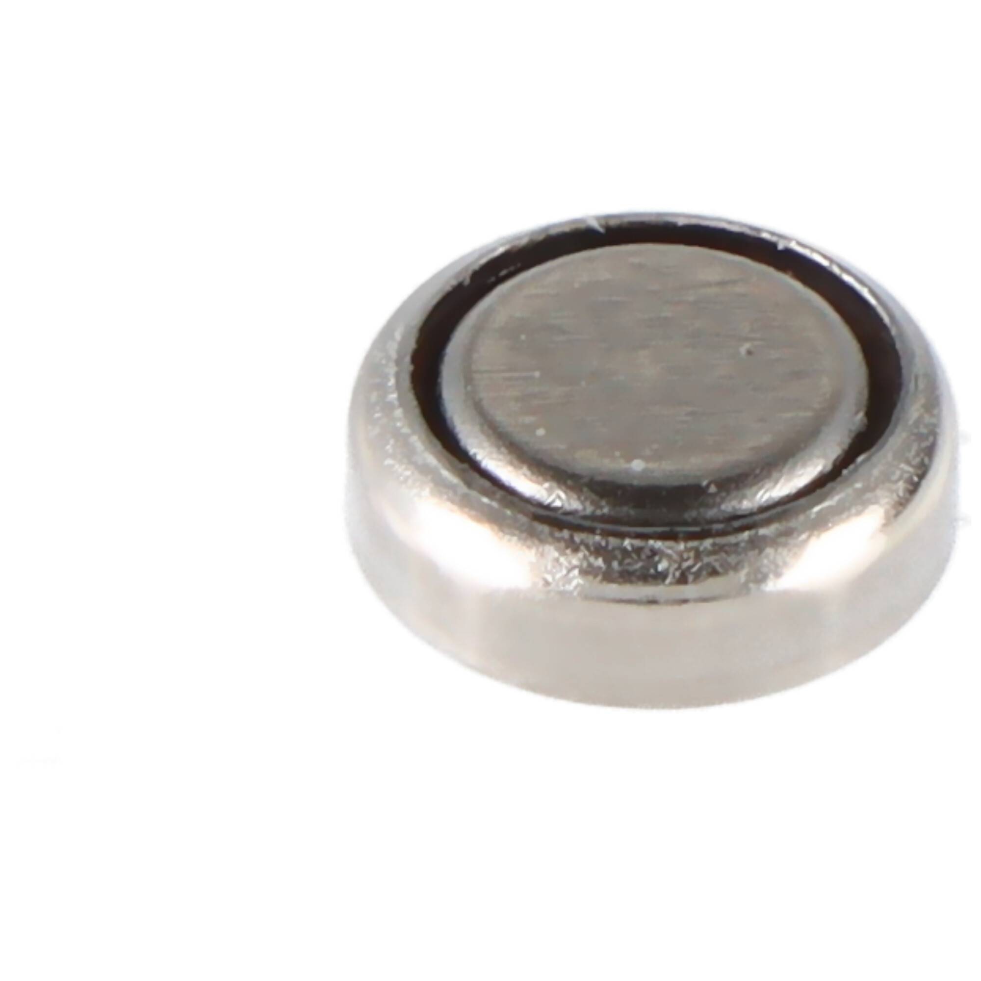 Eine kleine, glänzende Silberknopfbatterie auf weißem Hintergrund, die häufig in kleinen elektronischen Geräten wie Uhren oder Taschenrechnern verwendet wird.