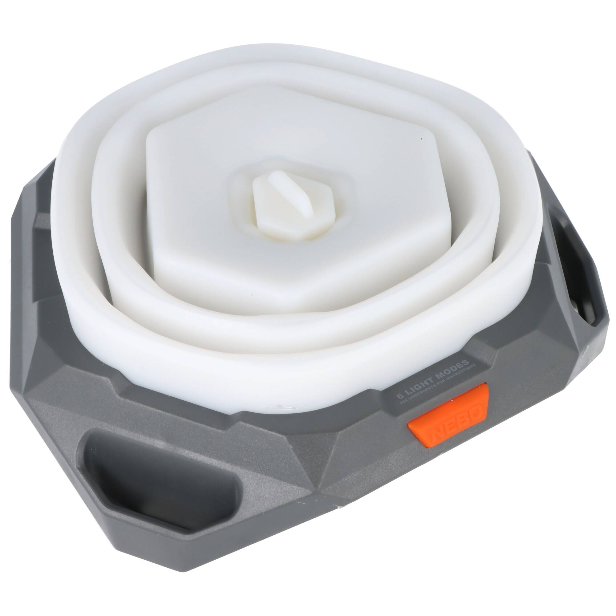 Eine zusammenklappbare weiße Campinglaterne auf einer grauen sechseckigen Basis mit einem orangefarbenen Schalter, entworfen für den Außeneinsatz.