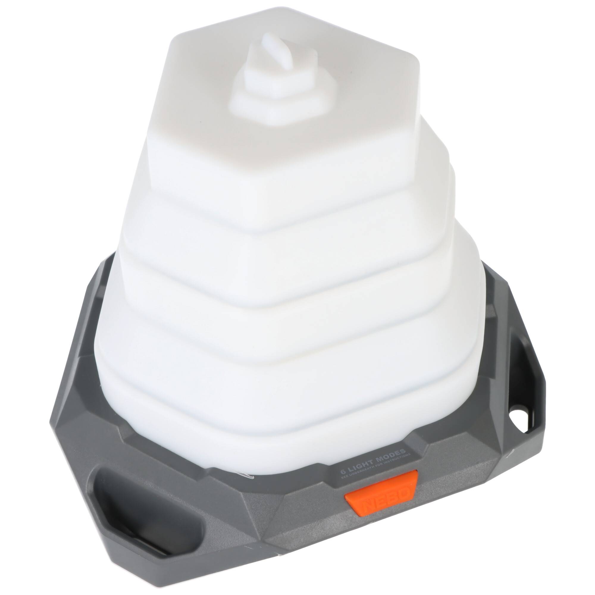 Eine sechseckige weiße Campinglaterne, die auf einer grauen Basis ruht, mit einem orangefarbenen Schalter, entwickelt für tragbare Outdoor-Nutzung.