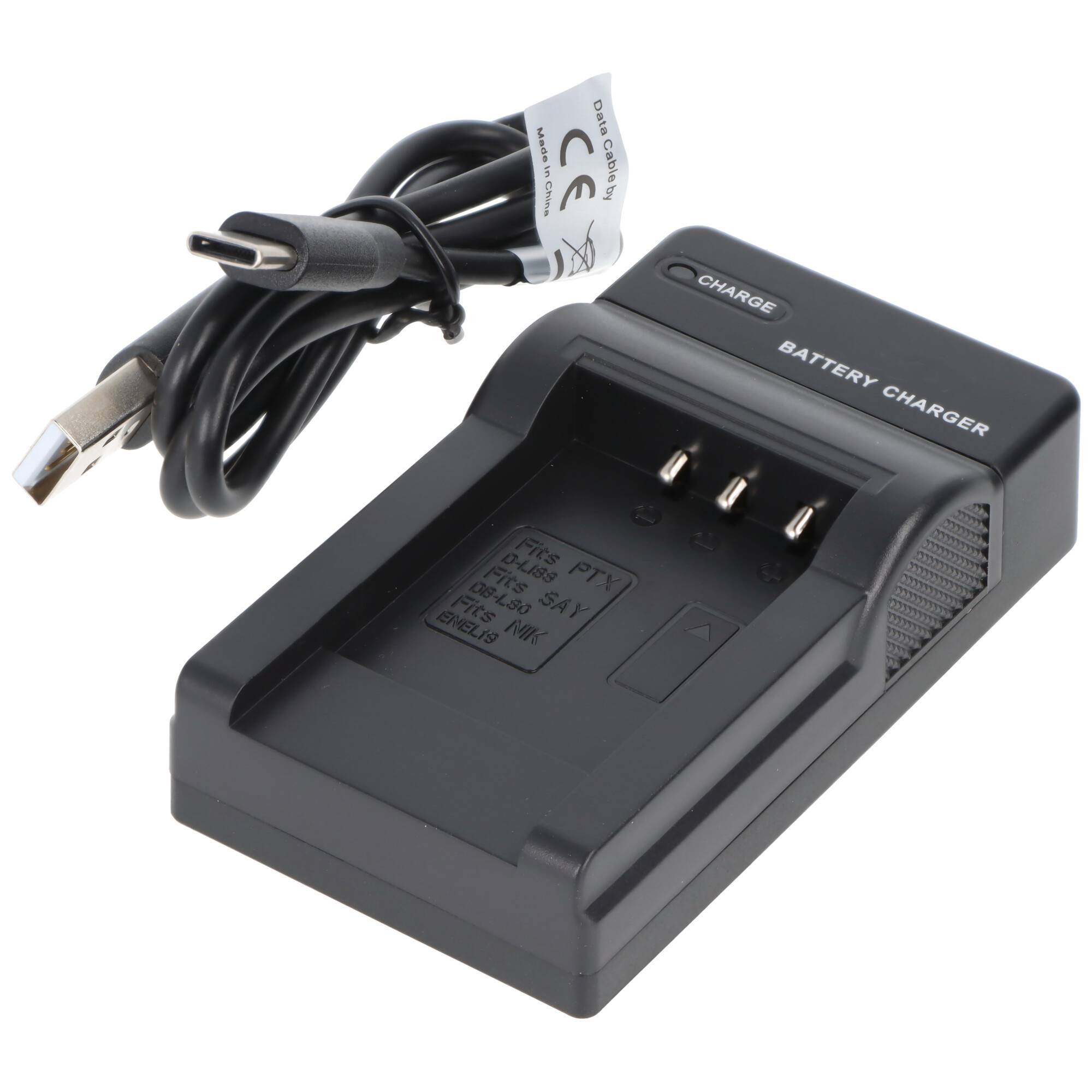 Ein schwarzes Batterieladegerät mit abnehmbarem Kabel, das vier metallische Ladekontakte aufweist und mit sichtbaren Anweisungen auf seiner Oberfläche gekennzeichnet ist.