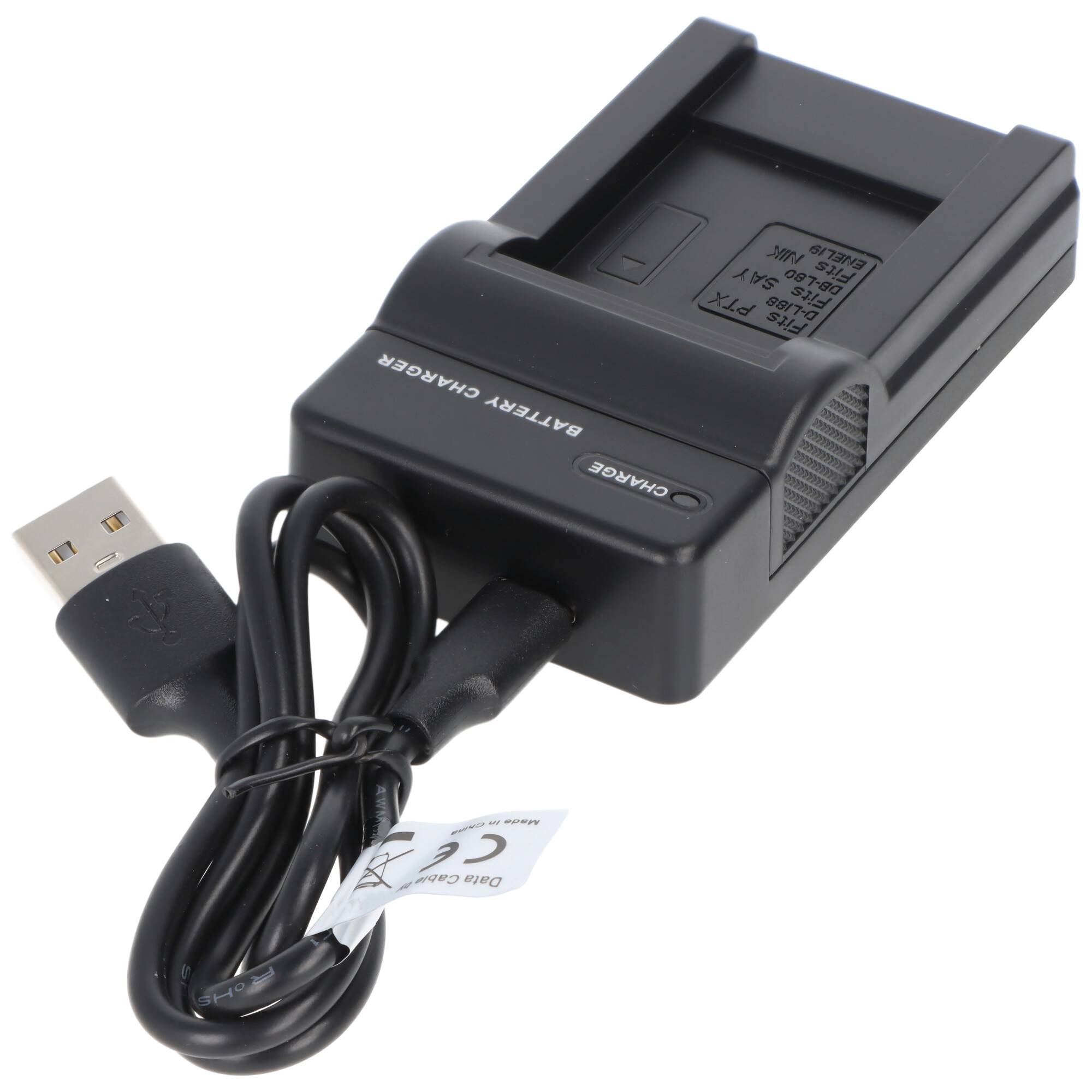 Ein schwarzes Batterieladegerät mit angeschlossenem USB-Kabel, das zum Halten einer rechteckigen Batterie ausgelegt ist. Ein kleines Etikett auf dem Kabel trägt die Aufschrift „CE