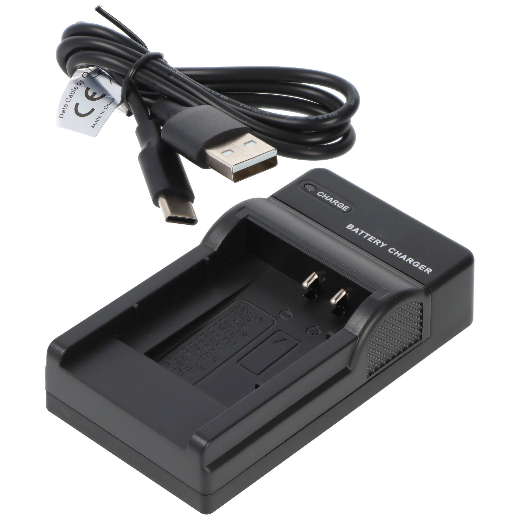 Batterie-Ladegerät und USB-C-Kabel auf weißem Hintergrund. Das Ladegerät hat einen beschrifteten Schlitz zum Einsetzen einer Batterie.