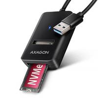 Eine NVMe-SSD, die teilweise in einen Axagon-USB-Adapter eingesteckt ist, zeigt tragbare Speicherverbindungen.