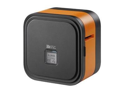 Das Bild zeigt einen orange-schwarzen Etikettendrucker mit quadratischem Design, der auf der rechten Seite einen Schlitz zum Einführen von Papier aufweist.
