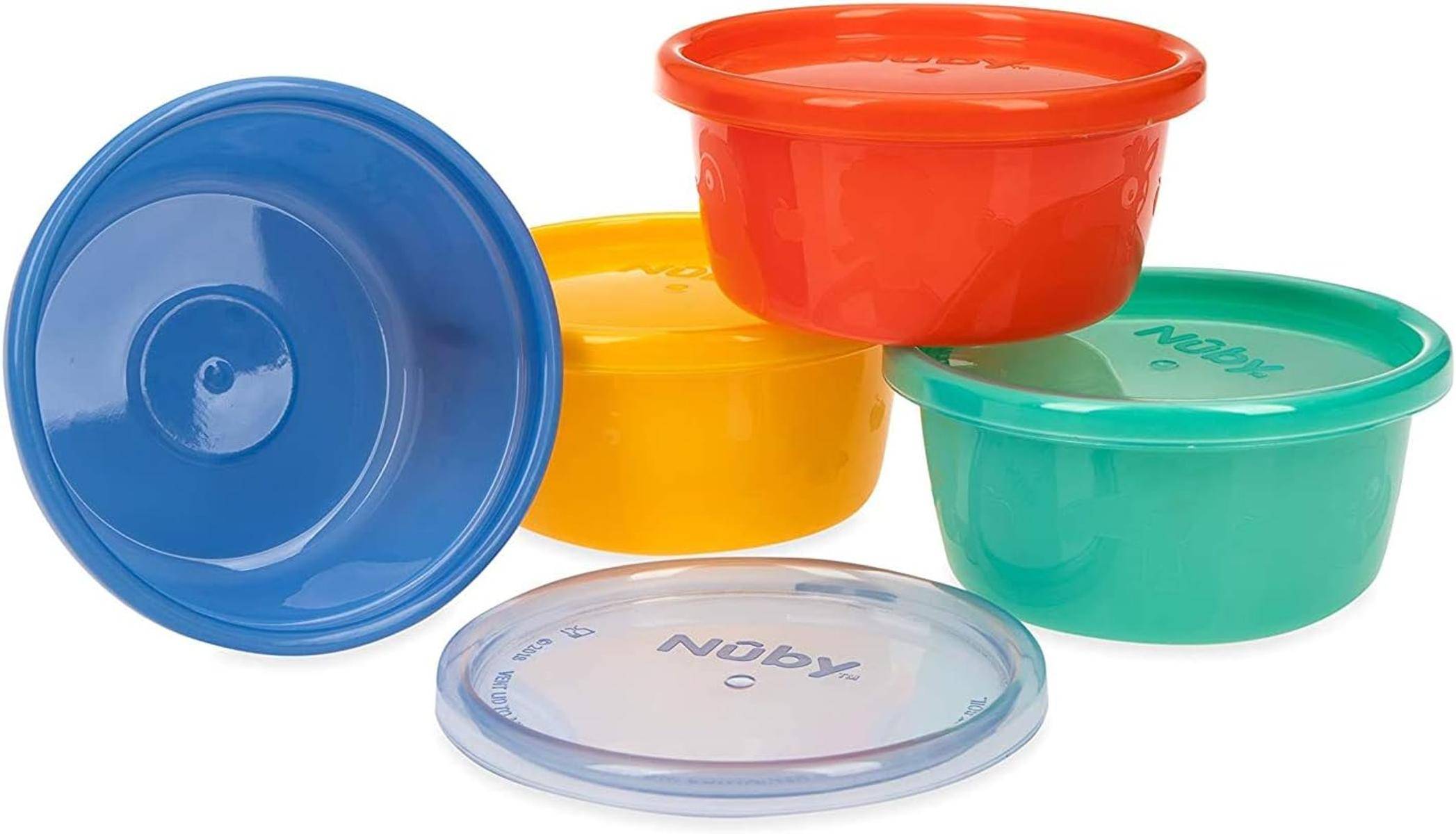 Farbenfrohe stapelbare Kunststoffschüsseln mit durchsichtigem Nuby-Deckel. Rote, gelbe, blaue und grüne Schüsseln sind für bequeme Lagerung konzipiert.