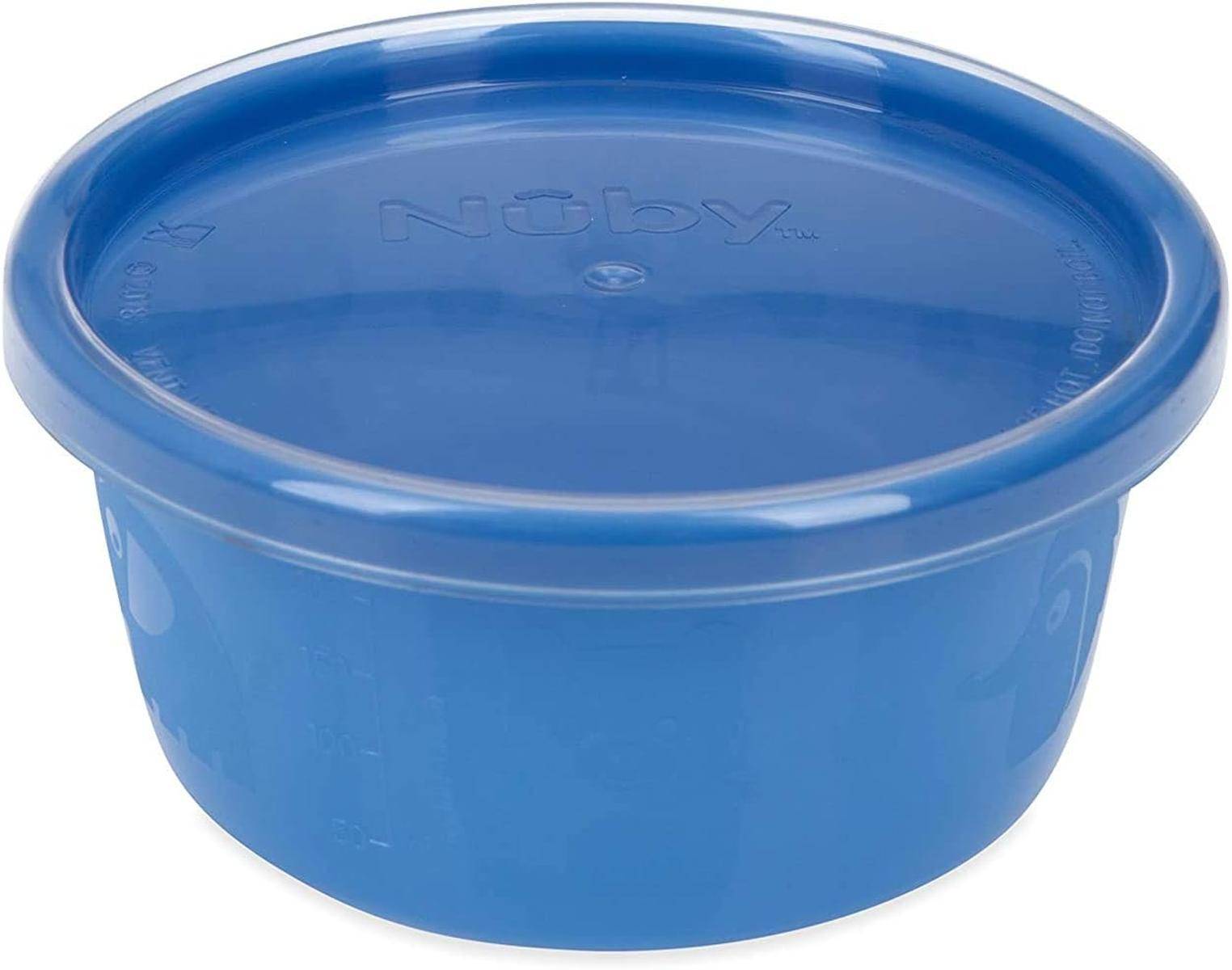 Ein blauer Kunststoffbehälter mit Deckel, mit einem dezenten Logo und Messskalen an der Seite.