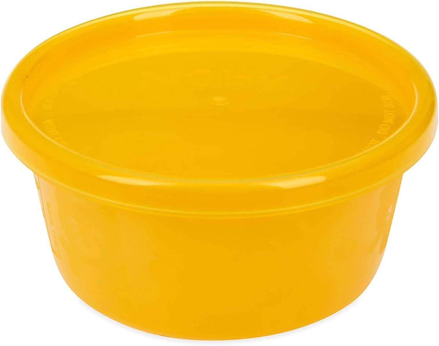 Ein rundes, gelbes Kunststoff-Lagerbehältnis mit passendem Deckel, das zur Aufbewahrung von Lebensmitteln verwendet wird.
