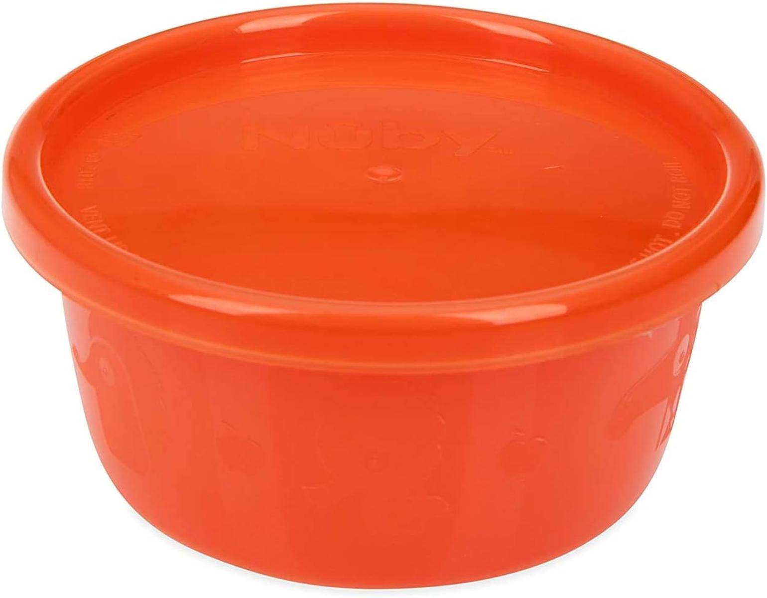 Ein orangefarbener, runder Kunststoffbehälter mit Deckel, geeignet zur Lagerung von Lebensmitteln.