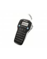 Ein tragbares elektronisches Etikettiergerät mit kleinem Bildschirm, Tastaturbelegung und einem sichtbaren gedruckten Etikett, das oben herauskommt.