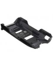 Ein schwarzer Kunststoff-Autotelefon-Halter mit einer Halterung, die für die sichere Befestigung an einem Armaturenbrett entwickelt wurde und Steckplätze für Gerätekabel aufweist.