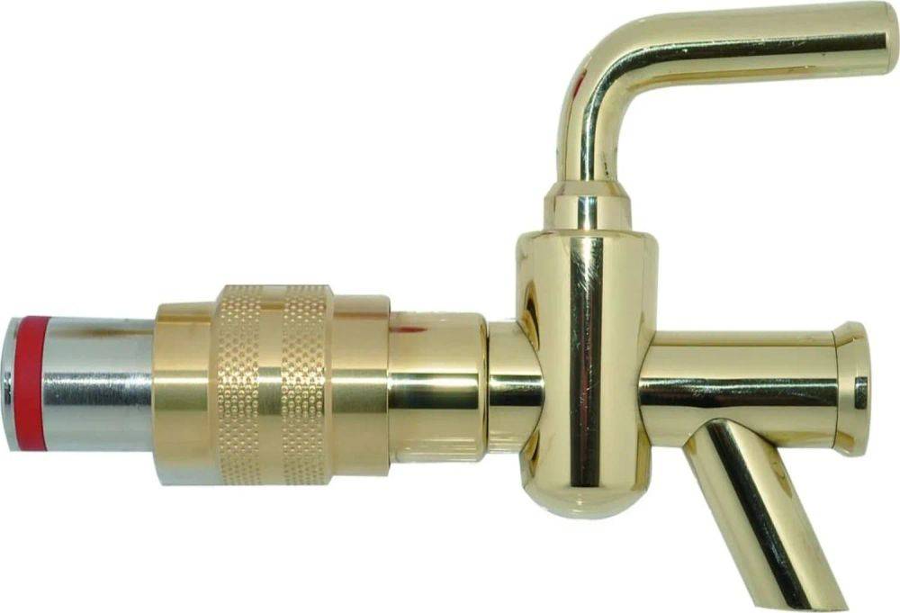 Eine polierte Messingsprühpistolendüse mit strukturiertem Griff und gekrümmtem Griff, die für Reinigungs- oder Gartenzwecke verwendet wird.