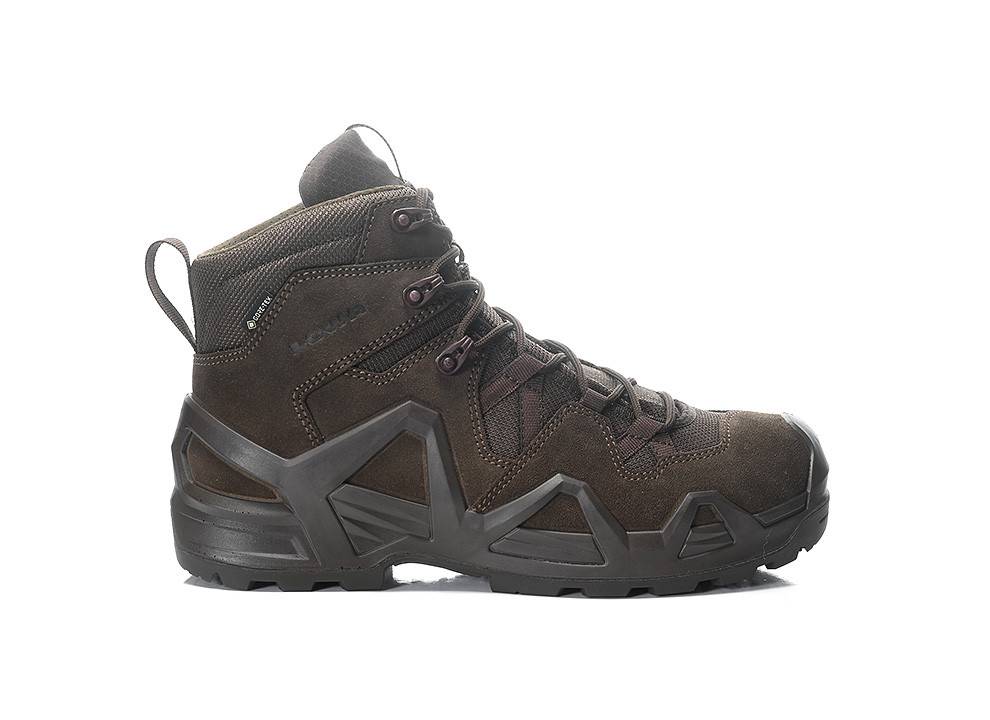 Ein robuster brauner Wanderstiefel mit einer dicken, strukturierten Sohle und verstärkter Zehenpartie ist für die Outdoor-Nutzung konzipiert und hebt Langlebigkeit und Unterstützung hervor.