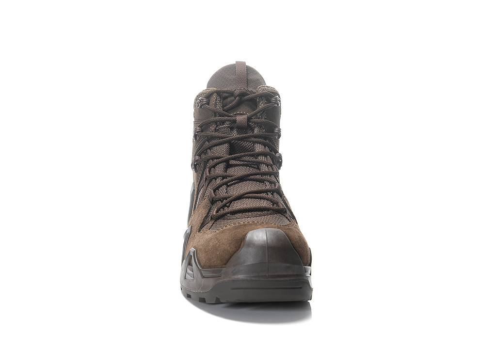 Ein brauner Wanderschuh von vorne gezeigt, mit robustem Design, dicken Schnürsenkeln und einer stabilen Sohle.