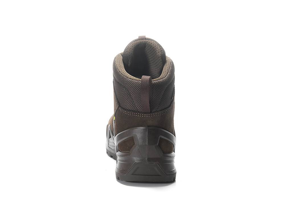 Ein brauner Wanderstiefel von hinten gezeigt, wobei die robuste Sohle und die Knöchelstütze hervorgehoben werden.