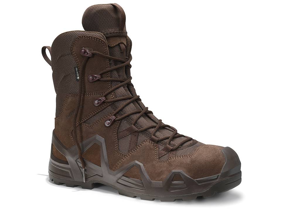 Brauner Wanderstiefel mit dicker Sohle und Knöchelstütze, der strapazierfähiges Schuhwerk für raues Gelände veranschaulicht.