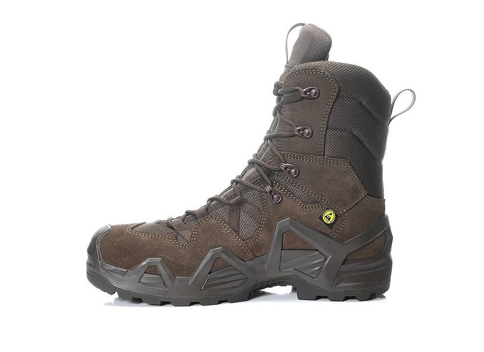Ein robuster brauner Wanderstiefel mit hohem Schaft, dicker schwarzer Sohle und Schnürverschluss, geeignet für Outdoor-Aktivitäten und Wanderungen.