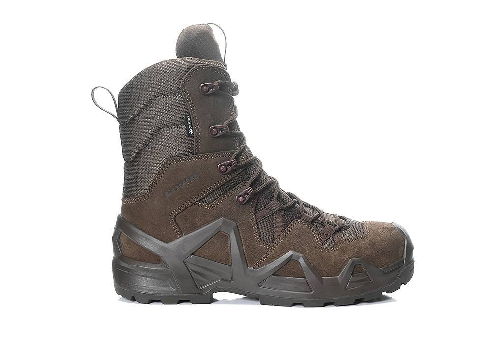 Ein robuster brauner Wanderstiefel mit strapazierfähigem Profil und hoher Knöchelstütze, mit Schnürverschluss und verstärkter Zehenkappe.