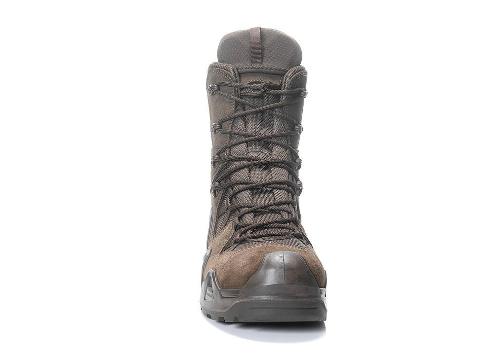 Ein brauner Wanderstiefel mit Schnürsenkeln, von vorne fotografiert, auf weißem Hintergrund.