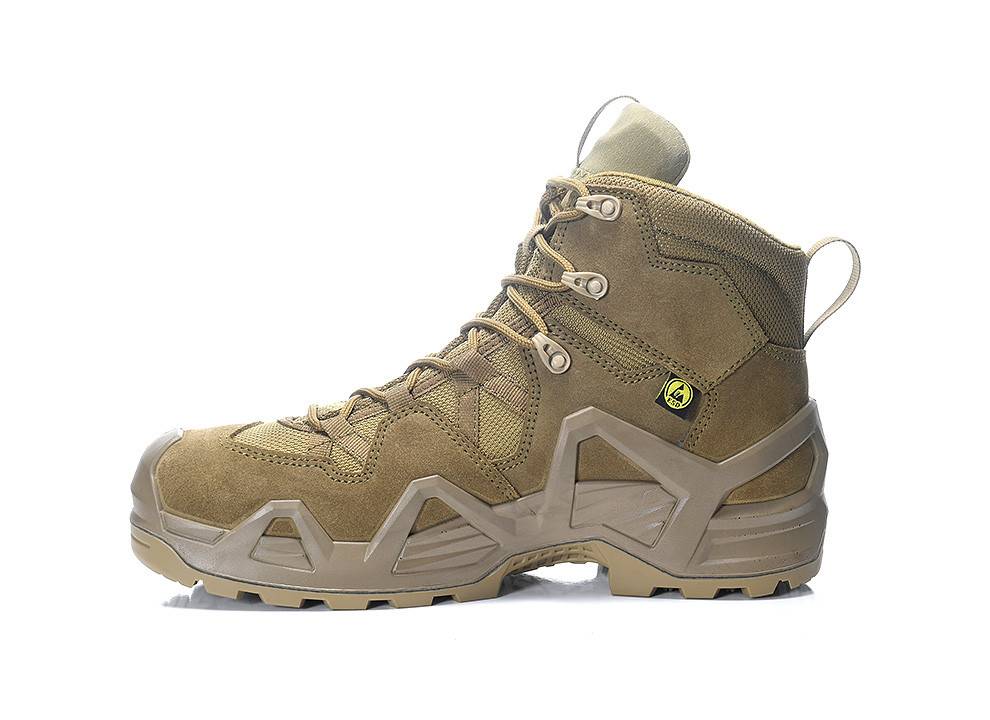 Ein braun gefärbter Wanderschuh mit robuster Sohle, Knöchelstütze und Schnürverschluss, entwickelt für das Trekking in der freien Natur.