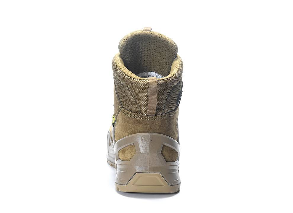 Ein beiger Wanderschuh von hinten betrachtet, der robuste Konstruktion und ein hochgeschnittenes Knöcheldesign zur Unterstützung und Haltbarkeit zeigt.