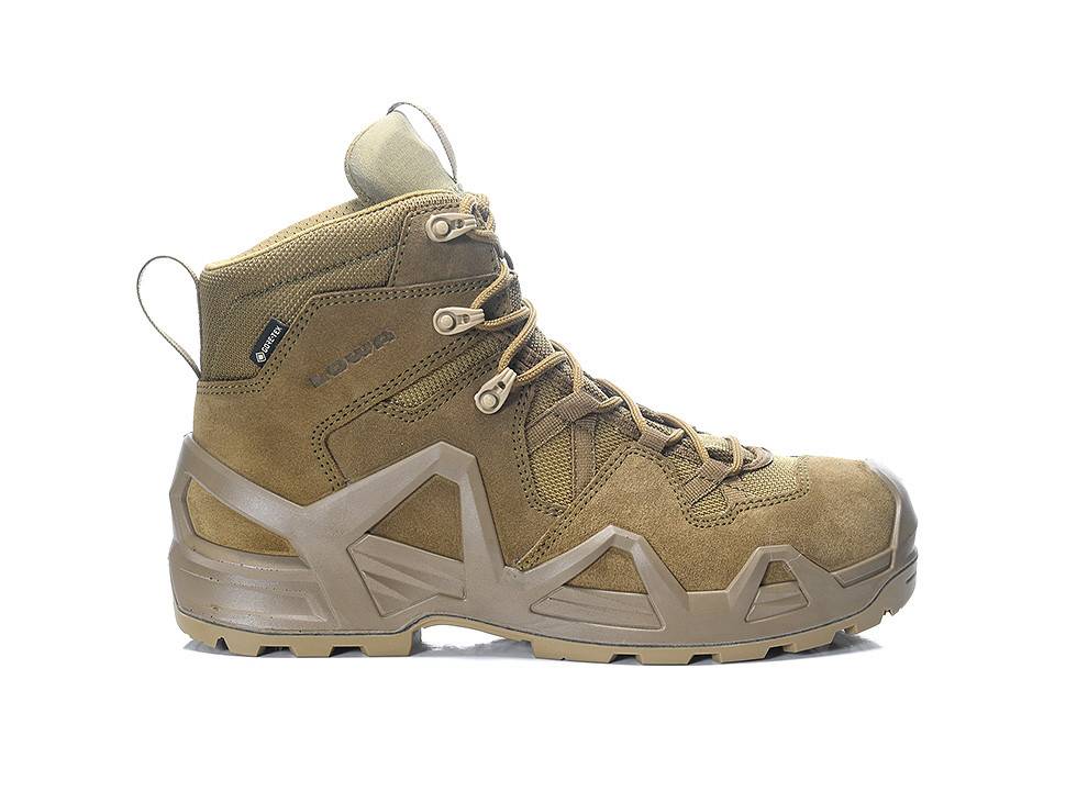 Brauner Wüsten-Taktikstiefel mit robuster Sohle und hoher Knöchelstütze, mit verstärkten Schnürschlaufen und stabiler Konstruktion für den Außenbereich.