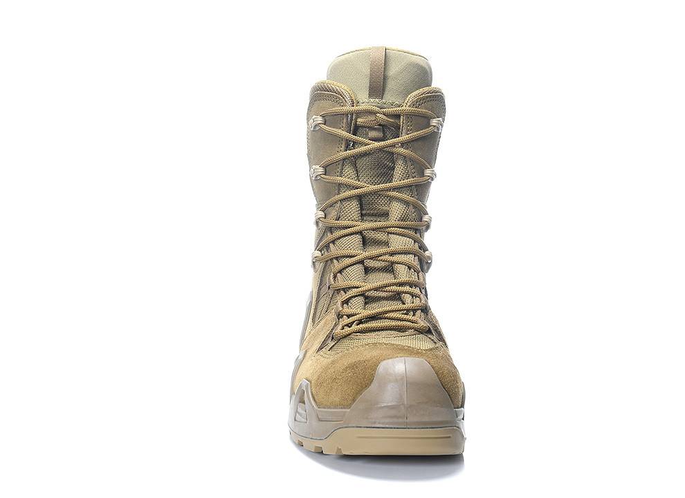 Ein brauner Wanderstiefel mit hoher Knöchelstütze, sichtbaren Schnürsenkeln und einer robusten Sohle, entwickelt für Outdoor-Aktivitäten und unwegsames Gelände.