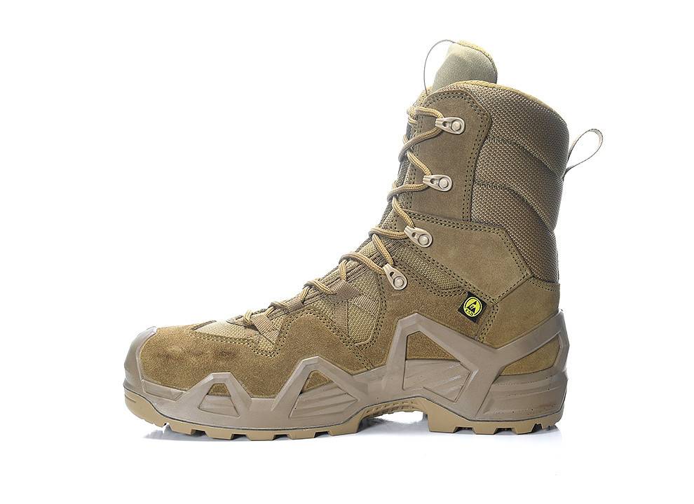 Ein robuster beiger Kampfstiefel, der für Langlebigkeit und Schutz konzipiert ist und ein hohes Schaftdesign, eine stabile Sohle und eine sichere Schnürung vorne aufweist.