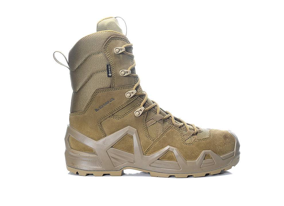 Ein beige-farbiger, hoher taktischer Stiefel mit robuster Sohle und stabilen Schnürsenkeln, konzipiert für den Außeneinsatz und die Nutzung auf unwegsamem Gelände.