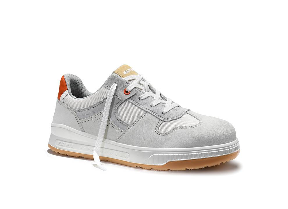 Ein weiß und hellgrau gemischter Sneaker mit orangefarbenen Akzenten und einer Gummisohle, in leichtem Winkel gezeigt. Die Schnürsenkel sind nicht gebunden.