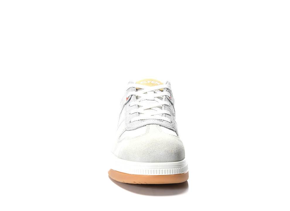 Weißer Sneaker mit dicker Sohle und weißen Schnürsenkeln, von vorne vor weißem Hintergrund photographiert.