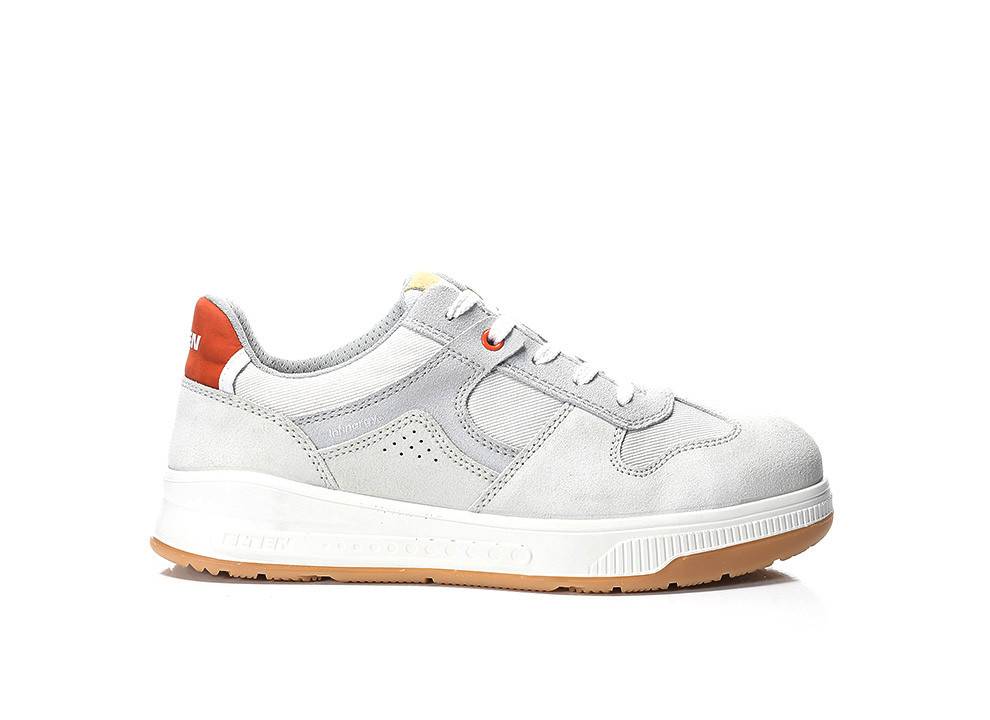 Ein grau-weißer Sneaker mit orangefarbenen Akzenten auf der Ferse und der Sohle, mit weißen Schnürsenkeln und durchlöcherten Details an der Seite.