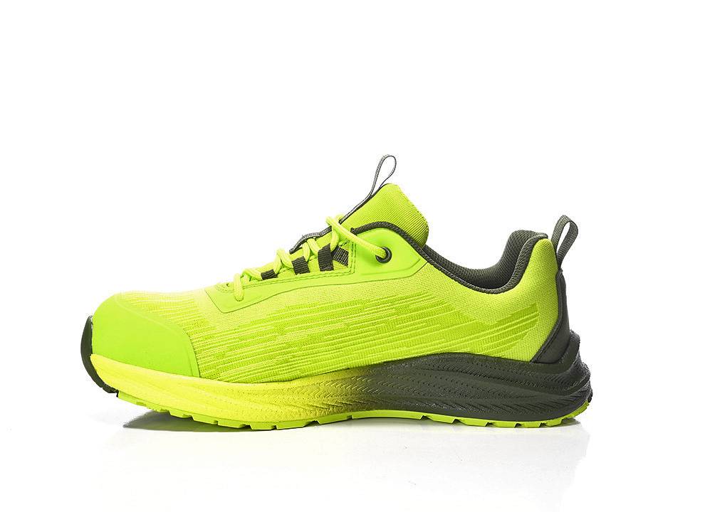 Ein leuchtend grüner Sportschuh mit schwarzen Akzenten und einer strukturierten Sohle, in einer Seitenansicht gezeigt, die sein Design und seine Farbe hervorhebt.