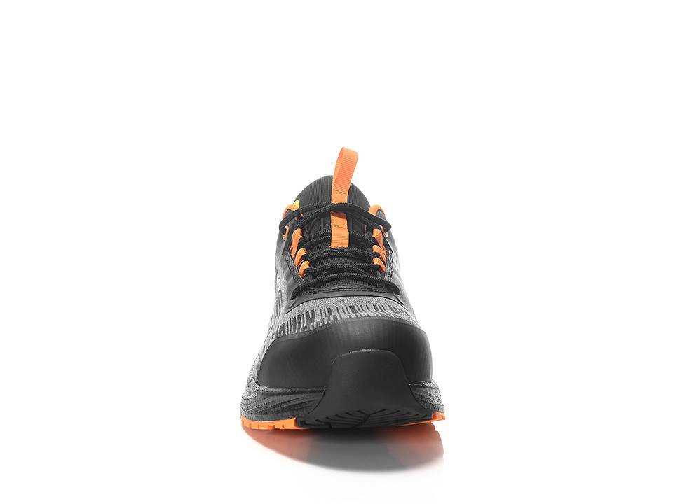 Eine Vorderansicht eines schwarz-orangefarbenen Laufschuhs mit strukturierten Details auf dem Obermaterial, vor einem einfachen weißen Hintergrund.
