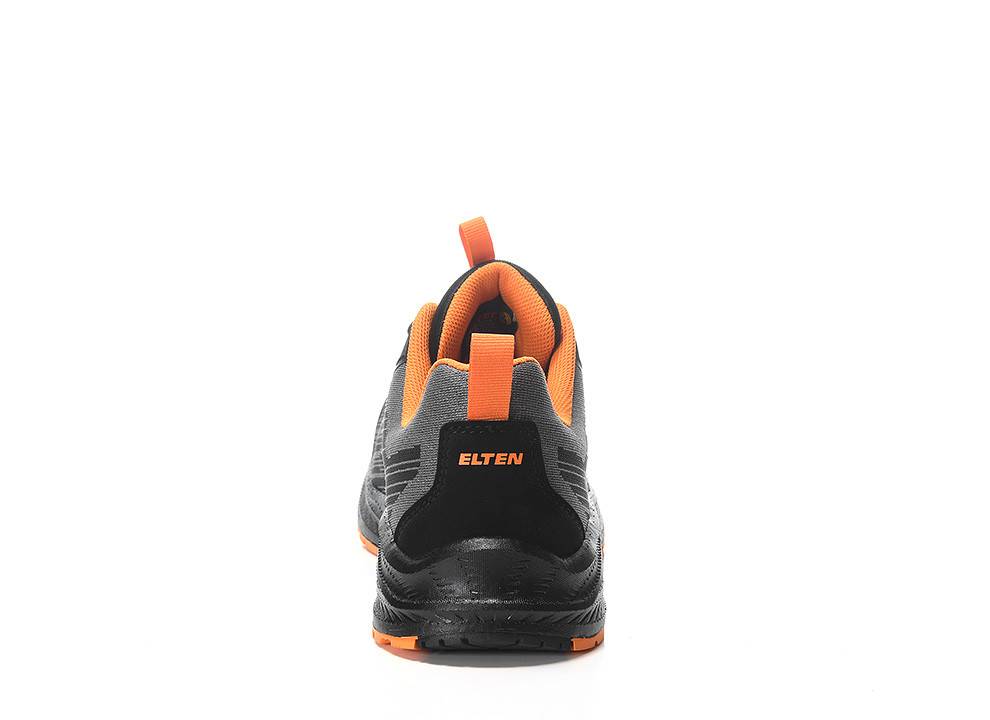 Ein schwarzer und orange athletischer Schuh von hinten betrachtet, der den Markennamen 