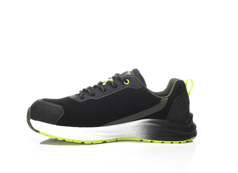 Ein schwarzer und limonengrüner Sportschuh mit schlankem Design, mit limonengrünen Schnürsenkeln und Details, auf einer reflektierenden weißen Oberfläche positioniert.