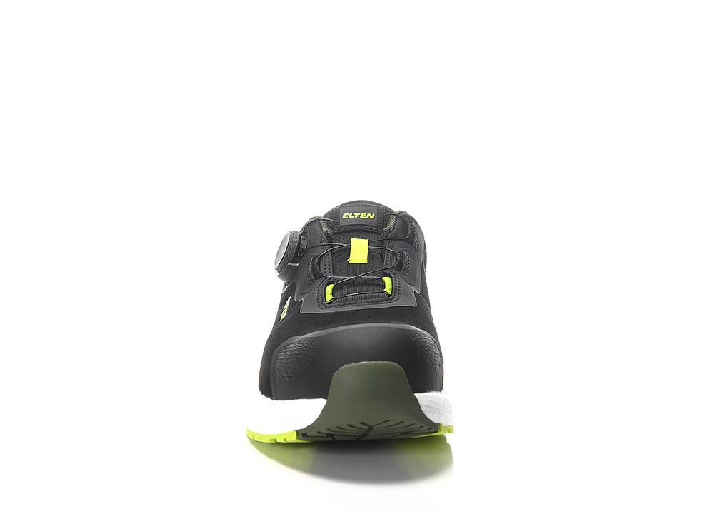 Ein schwarzer und neonorange Sportschuh von vorne, der seine robuste Verarbeitung und rutschfeste Sohle betont. Entworfen für Sportbekleidung oder Freizeit.