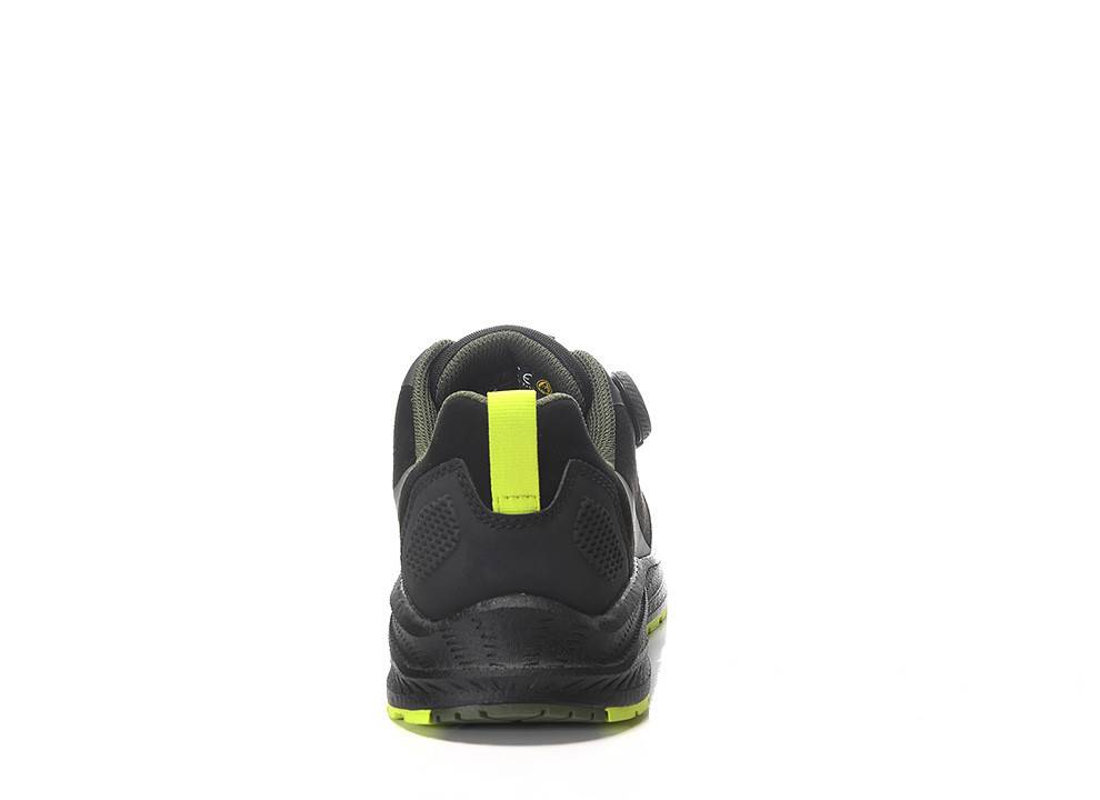 Ein schwarzer und neongrüner Sportschuh wird von hinten gezeigt, wobei sein Fersendesign und sein Laufsohlenprofil hervorgehoben werden.