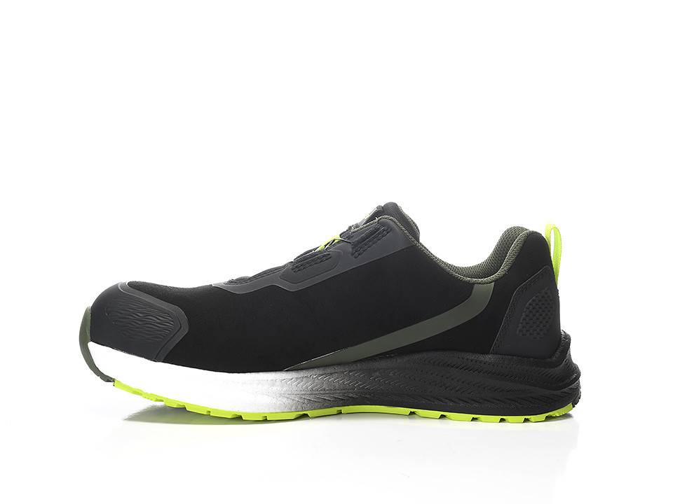 Ein einzelner leichter Sportschuh in Schwarz mit neongrünen Akzenten und einer strukturierten Sohle, entwickelt zum Laufen oder für Sportaktivitäten.