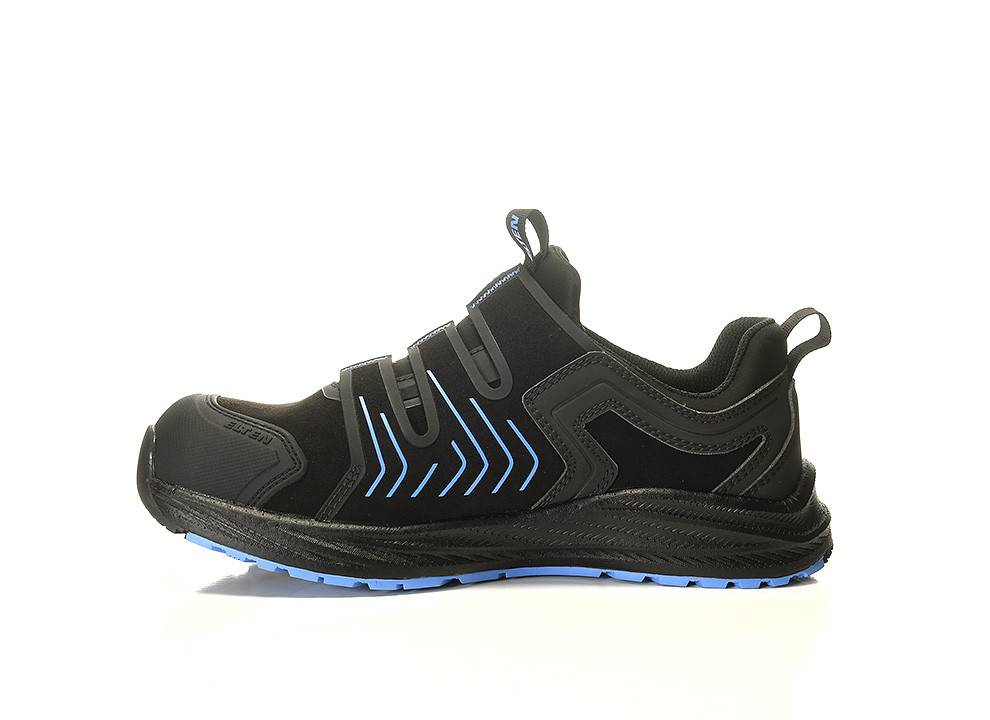 Ein schwarzer Sportschuh mit blauen Akzenten und einer strukturierten Sohle, von der Seite auf weißem Hintergrund betrachtet.