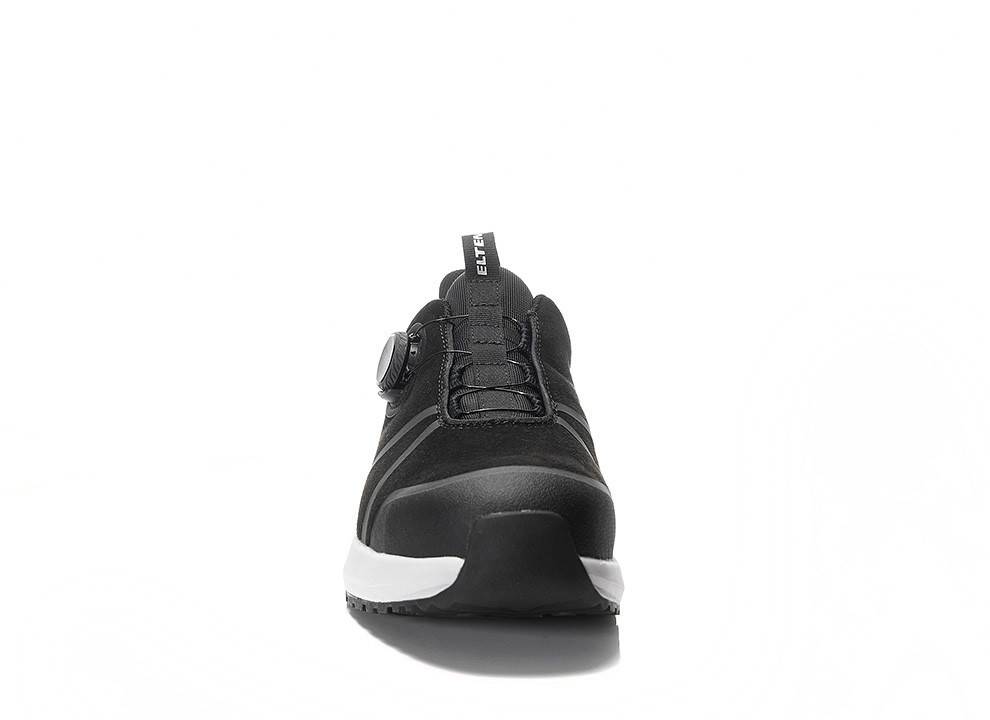Ein schwarzweißer Sportschuh mit schlankem Design, von vorne betrachtet, mit einem markanten Verstellrad an der Seite.