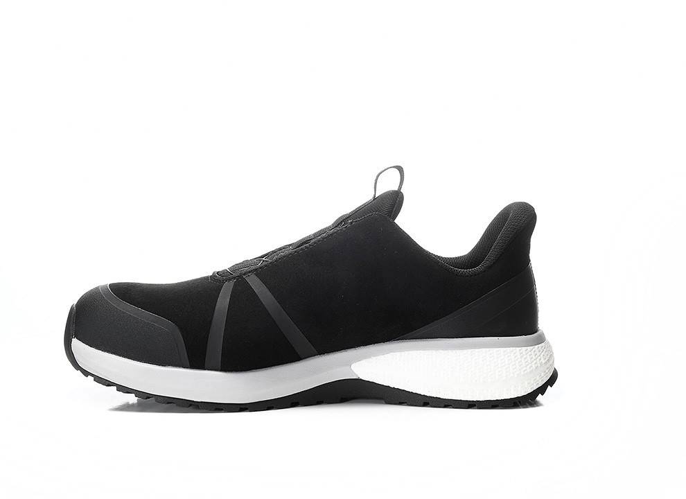 Ein schwarzer Sportschuh mit weißer Sohle wird präsentiert und zeigt ein elegantes, modernes Design, das sich für Lauf- oder Freizeittragen eignet.