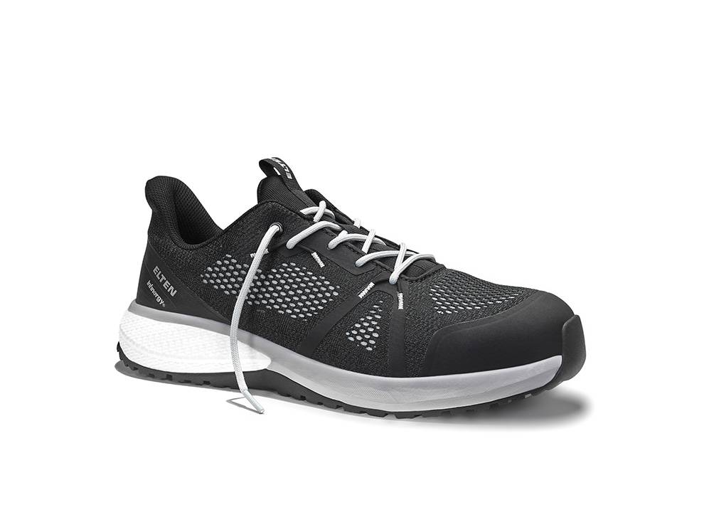 Ein schwarzer Sportschuh mit weißen Akzenten und grauen Schnürsenkeln, mit Mesh für Atmungsaktivität. Der Schuh ist in einem Winkel positioniert, der seine Seite und Vorderseite zeigt.