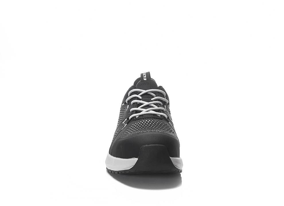 Ein einzelner schwarzer Sneaker mit weißen Schnürsenkeln, von vorne betrachtet, isoliert auf weißem Hintergrund.