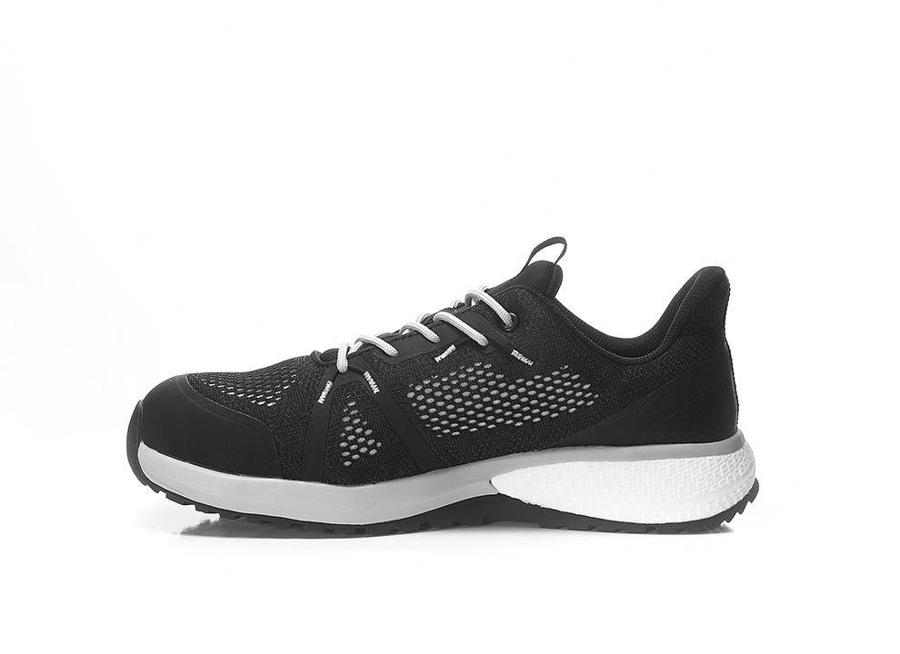 Schwarzer und weißer Sportschuh mit Mesh-Design, Schnürverschluss und gepolsterter Sohle, von der Seite vor weißem Hintergrund betrachtet.